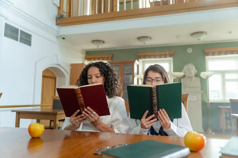 Studierende lernen in der Hochschulbibliothek